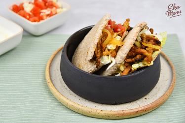 Broodje shoarma met tomatensalade